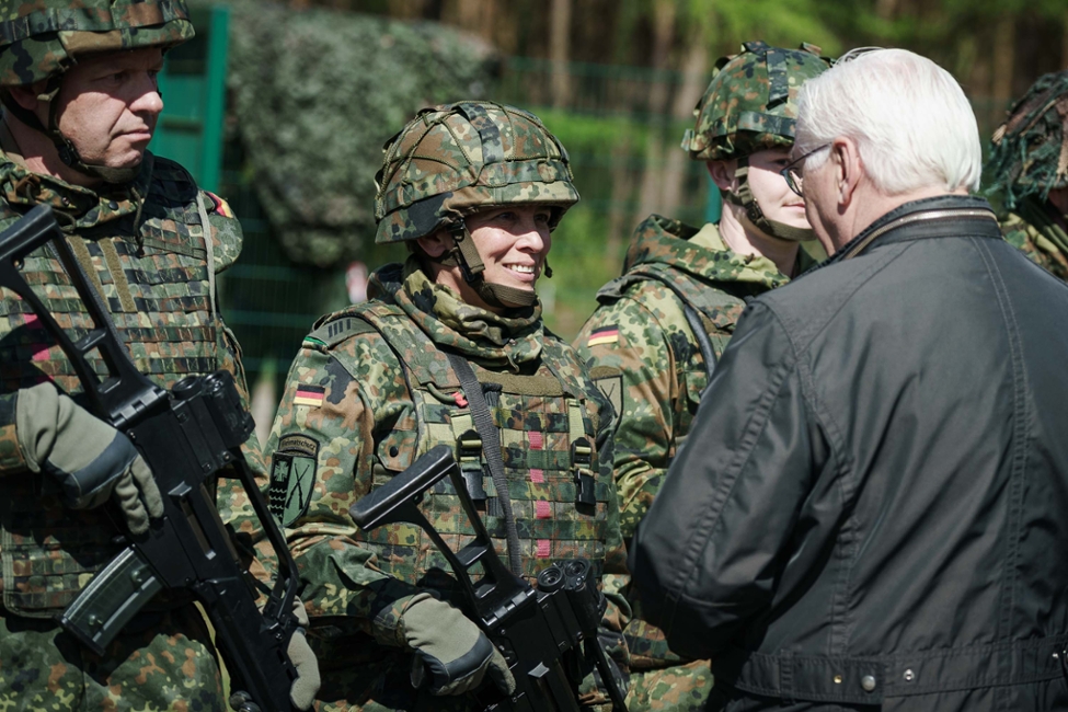 Bundespräsident Frank-Walter Steinmeier im Gespräch mit einer Soldatin auf dem Truppenübungsplatz in Munster
