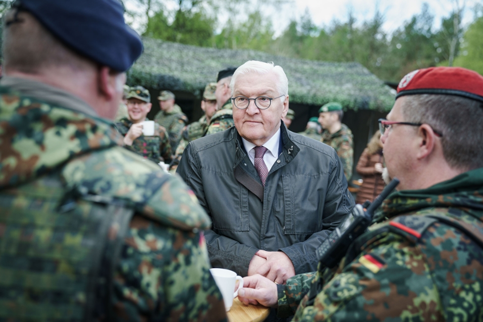 Bundespräsident Frank-Walter Steinmeier im Gespräch mit Soldatinnen und Soldaten auf dem Truppenübungsplatz in Munster